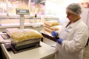 O Tecpar (Instituto de Tecnologia do Paraná) analisa a qualidade da alimentação escolar fornecida pelo Instituto Paranaense de Desenvolvimento Educacional (Fundepar) para estabelecimentos de ensino há sete anos e, desde então, cerca de 2,4 mil amostras de alimentos foram analisadas, com uma taxa de aprovação de 91%. Foto: Divulgação/Tecpar