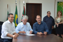 O Governo do Estado entregou nesta terça-feira (1) cinco veículos caminhonete, acompanhados de kits de equipamentos para modernização das centrais públicas de abastecimento. Nesta etapa, foram beneficiados os municípios de Rebouças, Dois Vizinhos, Palmas, Salgado Filho e Cruzeiro do Sul, totalizando 44 municípios beneficiados. Foto; Divulgação/SEAB