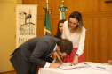 Tomaram posse nesta quinta-feira (03) dez novos procuradores estaduais aprovados no concurso promovido pela Procuradoria-Geral do Estado (PGE). Eles foram aprovados no XV Concurso Público para ingresso na carreira de Procurador do Estado do Paraná, promovido em 2015. Com a cerimônia de posse promovida pela PGE, o grupo inicia suas atividades na administração pública. Foto: José Fernando Ogura/AEN