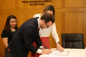 Tomaram posse nesta quinta-feira (03) dez novos procuradores estaduais aprovados no concurso promovido pela Procuradoria-Geral do Estado (PGE). Eles foram aprovados no XV Concurso Público para ingresso na carreira de Procurador do Estado do Paraná, promovido em 2015. Com a cerimônia de posse promovida pela PGE, o grupo inicia suas atividades na administração pública. Foto: José Fernando Ogura/AEN