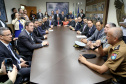 O governador Carlos Massa Ratinho Junior e o ministro da Justiça e Segurança Pública, Sergio Moro,  durante reunião com o prefeito de São José dos Pinhais, Toninho Fenelon, e os comandos das equipes de segurança da União, estados e município que atuam em conjunto no projeto-piloto iniciado pelo Ministério em 30 de agosto. Foto: José Fernando Ogura/AEN