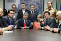 O governador Carlos Massa Ratinho Junior e o ministro da Justiça e Segurança Pública, Sergio Moro,  durante reunião com o prefeito de São José dos Pinhais, Toninho Fenelon, e os comandos das equipes de segurança da União, estados e município que atuam em conjunto no projeto-piloto iniciado pelo Ministério em 30 de agosto. Foto: José Fernando Ogura/AEN