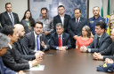 O governador Carlos Massa Ratinho Junior e o ministro da Justiça e Segurança Pública, Sergio Moro,  durante reunião com o prefeito de São José dos Pinhais, Toninho Fenelon, e os comandos das equipes de segurança da União, estados e município que atuam em conjunto no projeto-piloto iniciado pelo Ministério em 30 de agosto. 