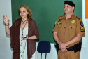 A coordenadora de Políticas para Mulheres do Governo do Estado, Goretti Bussolo, e o policial militar da reserva que trabalha num dos turnos de um colégio em Fazenda Rio Grande, na Região Metropolitana de Curitiba, parte do programa Escola Segura, receberam nesta sexta-feira (4) cinco denúncias de abuso e violência durante uma palestra que tinha como título Feminicídio e Violência Contra a Mulher