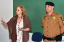 A coordenadora de Políticas para Mulheres do Governo do Estado, Goretti Bussolo, e o policial militar da reserva que trabalha num dos turnos de um colégio em Fazenda Rio Grande, na Região Metropolitana de Curitiba, parte do programa Escola Segura, receberam nesta sexta-feira (4) cinco denúncias de abuso e violência durante uma palestra que tinha como título Feminicídio e Violência Contra a Mulher