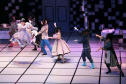 O G2 Cia. de Dança, companhia de bailarinos master do Teatro Guaíra, se apresenta no Sudeste e Nordeste do país em outubro. Dias 13 e 15 o grupo dança em Vitória (ES) e dias 26 e 27 é a vez de Fortaleza (CE). As viagens fazem parte da celebração de vinte anos do G2. No repertório, duas coreografias aclamadas: La Cena e Blow Elliot Benjamin. Nos últimos anos, o grupo vem desenvolvendo uma técnica inovadora que une dança, interpretação e música. 