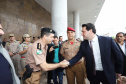 O governador Carlos Massa Ratinho Junior entrega nesta segunda-feira (07), viaturas de plataforma mecânica e um veículo auto bomba tanque. Participaram: vice-governador, Darci Piana; os secretários: da Segurança Pública, Romulo Marinho Soares, da Saúde, Beto Preto; comandante Geral da PMPR, cel. Pericles Matos; comandante do Corpo de Bombeiros, cel. Samuel Prestes; entre outros.Curitiba, 07-10-19.Foto: Arnaldo Alves / AEN.
