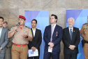 O governador Carlos Massa Ratinho Junior entrega nesta segunda-feira (07), viaturas de plataforma mecânica e um veículo auto bomba tanque. Participaram: vice-governador, Darci Piana; os secretários: da Segurança Pública, Romulo Marinho Soares, da Saúde, Beto Preto; comandante Geral da PMPR, cel. Pericles Matos; comandante do Corpo de Bombeiros, cel. Samuel Prestes; entre outros. N/F: comandante do Corpo de Bombeiros, cel. Samuel Prestes.Curitiba, 07-10-19.Foto: Arnaldo Alves / AEN.