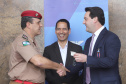 O governador Carlos Massa Ratinho Junior entrega nesta segunda-feira (07), viaturas de plataforma mecânica e um veículo auto bomba tanque. Participaram: vice-governador, Darci Piana; os secretários: da Segurança Pública, Romulo Marinho Soares, da Saúde, Beto Preto; comandante Geral da PMPR, cel. Pericles Matos; comandante do Corpo de Bombeiros, cel. Samuel Prestes; entre outros.Curitiba, 07-10-19.Foto: Arnaldo Alves / AEN.