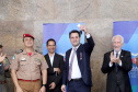 O governador Carlos Massa Ratinho Junior entrega nesta segunda-feira (07), viaturas de plataforma mecânica e um veículo auto bomba tanque. Participaram: vice-governador, Darci Piana; os secretários: da Segurança Pública, Romulo Marinho Soares, da Saúde, Beto Preto; comandante Geral da PMPR, cel. Pericles Matos; comandante do Corpo de Bombeiros, cel. Samuel Prestes; entre outros.Curitiba, 07-10-19.Foto: Arnaldo Alves / AEN.