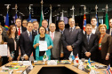 O governador Carlos Massa Ratinho Junior defendeu nesta terça-feira (8) a necessidade de revisão do pacto federativo para que Estados e municípios tenham acesso a mais recursos para cumprir seus compromissos. Segundo ele, há vários temas que devem receber atenção para que haja melhoria da situação fiscal dos governos locais.