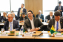 O governador Carlos Massa Ratinho Junior defendeu nesta terça-feira (8) a necessidade de revisão do pacto federativo para que Estados e municípios tenham acesso a mais recursos para cumprir seus compromissos. Segundo ele, há vários temas que devem receber atenção para que haja melhoria da situação fiscal dos governos locais.