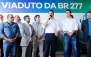 O governador Carlos Massa Ratinho Junior inaugurou nesta quinta-feira (10) o viaduto Nelson Buffara, na entrada de Paranaguá, onde a BR-277 se divide entre as avenidas Ayrton Senna e Bento Rocha. A obra é fundamental para melhorar o trânsito pesado da região e agilizar a movimentação de cargas em direção ao Porto de Paranaguá.