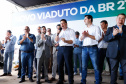 O governador Carlos Massa Ratinho Junior inaugurou nesta quinta-feira (10) o viaduto Nelson Buffara, na entrada de Paranaguá, onde a BR-277 se divide entre as avenidas Ayrton Senna e Bento Rocha. A obra é fundamental para melhorar o trânsito pesado da região e agilizar a movimentação de cargas em direção ao Porto de Paranaguá.