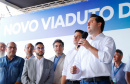O governador Carlos Massa Ratinho Junior inaugurou nesta quinta-feira (10) o viaduto Nelson Buffara, na entrada de Paranaguá, onde a BR-277 se divide entre as avenidas Ayrton Senna e Bento Rocha. A obra é fundamental para melhorar o trânsito pesado da região e agilizar a movimentação de cargas em direção ao Porto de Paranaguá.
