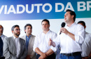 O governador Carlos Massa Ratinho Junior inaugurou nesta quinta-feira (10) o viaduto Nelson Buffara, na entrada de Paranaguá, onde a BR-277 se divide entre as avenidas Ayrton Senna e Bento Rocha. A obra é fundamental para melhorar o trânsito pesado da região e agilizar a movimentação de cargas em direção ao Porto de Paranaguá.