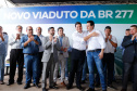 O governador Carlos Massa Ratinho Junior inaugurou nesta quinta-feira (10) o viaduto Nelson Buffara, na entrada de Paranaguá, onde a BR-277 se divide entre as avenidas Ayrton Senna e Bento Rocha. A obra é fundamental para melhorar o trânsito pesado da região e agilizar a movimentação de cargas em direção ao Porto de Paranaguá.