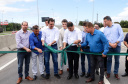 O governador Carlos Massa Ratinho Junior inaugurou nesta quinta-feira (10) o viaduto Nelson Buffara, na entrada de Paranaguá, onde a BR-277 se divide entre as avenidas Ayrton Senna e Bento Rocha. A obra é fundamental para melhorar o trânsito pesado da região e agilizar a movimentação de cargas em direção ao Porto de Paranaguá.