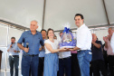 O governador Carlos Massa Ratinho Junior repassou nesta sexta-feira (11), em Nova Esperança, as chaves de moradias populares para 133 famílias do município. Presentes: prefeito de Nova Esperança, Moacir Olivatti, secretários: da Saúde, Beto Preto; de Desenvolvimento Urbano, João Carlos Ortega; presidente da Cohapar, Jorge Lange; entre outros.Nova Esperança, 11-10-19.Foto: Arnaldo Alves / AEN.