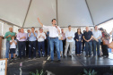 O governador Carlos Massa Ratinho Junior repassou nesta sexta-feira (11), em Nova Esperança, as chaves de moradias populares para 133 famílias do município. Presentes: prefeito de Nova Esperança, Moacir Olivatti, secretários: da Saúde, Beto Preto; de Desenvolvimento Urbano, João Carlos Ortega; presidente da Cohapar, Jorge Lange; entre outros.Nova Esperança, 11-10-19.Foto: Arnaldo Alves / AEN.