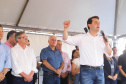 O governador Carlos Massa Ratinho Junior repassou nesta sexta-feira (11), em Nova Esperança, as chaves de moradias populares para 133 famílias do município. Presentes: prefeito de Nova Esperança, Moacir Olivatti, secretários: da Saúde, Beto Preto; de Desenvolvimento Urbano, João Carlos Ortega; presidente da Cohapar, Jorge Lange; entre outros.Nova Esperança, 11-10-19.Foto: Arnaldo Alves / AEN.