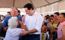 Mais 133 famílias de Nova Esperança, no Noroeste do Paraná, receberam novas casas. As chaves foram entregues pelo governador Carlos Massa Ratinho Junior nesta sexta-feira (11), em evento realizado no próprio residencial Pioneiro Orestes Men. O empreendimento recebeu R$ 10,4 milhões de investimentos do Governo do Estado, Governo Federal e do município.