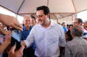 Mais 133 famílias de Nova Esperança, no Noroeste do Paraná, receberam novas casas. As chaves foram entregues pelo governador Carlos Massa Ratinho Junior nesta sexta-feira (11), em evento realizado no próprio residencial Pioneiro Orestes Men. O empreendimento recebeu R$ 10,4 milhões de investimentos do Governo do Estado, Governo Federal e do município.