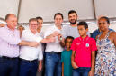 Mais 133 famílias de Nova Esperança, no Noroeste do Paraná, receberam novas casas. As chaves foram entregues pelo governador Carlos Massa Ratinho Junior nesta sexta-feira (11), em evento realizado no próprio residencial Pioneiro Orestes Men. O empreendimento recebeu R$ 10,4 milhões de investimentos do Governo do Estado, Governo Federal e do município.