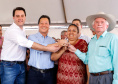 Mais 133 famílias de Nova Esperança, no Noroeste do Paraná, receberam novas casas. As chaves foram entregues pelo governador Carlos Massa Ratinho Junior nesta sexta-feira (11), em evento realizado no próprio residencial Pioneiro Orestes Men. O empreendimento recebeu R$ 10,4 milhões de investimentos do Governo do Estado, Governo Federal e do município.