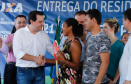 Também nesta sexta-feira o o governador acompanhou a entrega de 221 casas em Prado Ferreira (Norte). O projeto foi executado pela iniciativa privada também com recursos do FGTS liberados pelo Governo Federal. Ratinho Junior destacou a preocupação do Estado em levar desenvolvimento social para as diversas regiões do Paraná, com atenção especial às famílias que mais precisam.