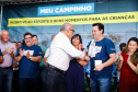 A cidade de Marumbi, no Vale do Ivaí, ganhou uma nova área para esporte e lazer. Neste sábado (12), Dia das Crianças, o governador Carlos Massa Ratinho Junior inaugurou uma unidade do programa Meu Campinho no município. O Governo do Estado investiu R$ 390 mil no espaço, que fica próximo ao conjunto habitacional Ademar Rejani. Além do Meu Campinho, Marumbi também foi a primeira cidade a receber o projeto Cinema na Praça, lançado nesta semana pelo governador.