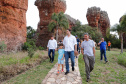 Quem foi até o Parque Estadual de Vila Velha neste domingo (13) viu um cenário diferente. Cerca de 10 balões de diversos tamanhos e formatos coloriram o céu na 1ª Revoada de Balões.
O governador Carlos Massa Ratinho Junior prestigiou o evento e disse que o investimento no turismo ambiental é a tendência mundial.