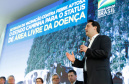 O Paraná deixará de vacinar os rebanhos de bovinos e bubalinos contra a febre aftosa a partir de 31 de outubro. A suspensão da vacinação foi autorizada por instrução normativa assinada nesta terça-feira (15) pela ministra da Agricultura, Pecuária e Abastecimento, Tereza Cristina, e o governador Carlos Massa Ratinho Junior, no Palácio Iguaçu.