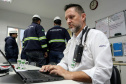 A empresa pública Portos do Paraná, através de sua Diretoria de Meio Ambiente, promoveu nesta terça-feira (15) um simulado de atendimento a vazamento de óleo. A ação envolveu diversos departamentos do porto, autoridades e agentes ambientais. O objetivo foi aprimorar ainda mais o serviço, para que a contenção do óleo em caso de atendimento a uma situação real aconteça de forma coordenada, rápida e eficiente.