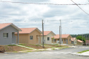 Quarenta e oito famílias de Rio Azul, na região Centro-Sul do Paraná, receberam nesta quinta-feira (17) as chaves de suas moradias. Elas são as novas moradoras do Residencial Rio Azul VII, empreendimento construído em uma parceria do Governo do Paraná, Governo Federal e prefeitura de Rio Azul. O empreendimento foi inaugurado com a presença do vice-governador Darci Piana.Foto: Guilherme Santos / Cohapar 