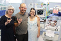 A equipe do Complexo do Hospital do Trabalhador (CHT) se tornou um exemplo de inclusão. O casal Olímpia Virginia Páez e Ronildo Fernandes de Melo são deficientes auditivos e contaram com a ajuda de uma intérprete de Libras para acompanhar o parto e se comunicar com a equipe médica. O procedimento aconteceu na segunda-feira (14).Foto: Divulgação/SESA