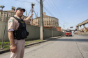 A Portos do Paraná deflagrou, nesta sexta-feira (18), uma operação para orientar, prevenir e solucionar o problema da obstrução nas vias de acesso ao Porto de Paranaguá e aos terminais de armazenagem e movimentação de grãos e contêineres. Batizada de Operação Cateter, a medida é educativa e voltada aos caminhoneiros, mas pode levar ao bloqueio do cadastro do veículo e restringir o carregamento e descarga dos produtos.  Foto: Claudio Neves/Portos do Paraná