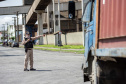 A Portos do Paraná deflagrou, nesta sexta-feira (18), uma operação para orientar, prevenir e solucionar o problema da obstrução nas vias de acesso ao Porto de Paranaguá e aos terminais de armazenagem e movimentação de grãos e contêineres. Batizada de Operação Cateter, a medida é educativa e voltada aos caminhoneiros, mas pode levar ao bloqueio do cadastro do veículo e restringir o carregamento e descarga dos produtos.  Foto: Claudio Neves/Portos do Paraná