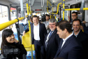 Dois potentes jatos de água batizaram simbolicamente as primeiras aeronaves que partiram com voos de Curitiba para o Interior do Estado inaugurando oficialmente, nesta terça-feira (22), o programa Voe Paraná. O governador Carlos Massa Ratinho Junior acompanhou a estreia no Aeroporto Afonso Pena, em São José dos Pinhais, recepcionando os primeiros passageiros com destino ao Interior do Estado.