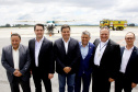 Dois potentes jatos de água batizaram simbolicamente as primeiras aeronaves que partiram com voos de Curitiba para o Interior do Estado inaugurando oficialmente, nesta terça-feira (22), o programa Voe Paraná. O governador Carlos Massa Ratinho Junior acompanhou a estreia no Aeroporto Afonso Pena, em São José dos Pinhais, recepcionando os primeiros passageiros com destino ao Interior do Estado.