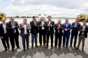 Dois potentes jatos de água batizaram simbolicamente as primeiras aeronaves que partiram com voos de Curitiba para o Interior do Estado inaugurando oficialmente, nesta terça-feira (22), o programa Voe Paraná. O governador Carlos Massa Ratinho Junior acompanhou a estreia no Aeroporto Afonso Pena, em São José dos Pinhais, recepcionando os primeiros passageiros com destino ao Interior do Estado.