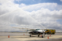 Dois potentes jatos de água batizaram simbolicamente as primeiras aeronaves que partiram com voos de Curitiba para o Interior do Estado inaugurando oficialmente, nesta terça-feira (22), o programa Voe Paraná. O governador Carlos Massa Ratinho Junior acompanhou a estreia no Aeroporto Afonso Pena, em São José dos Pinhais, recepcionando os primeiros passageiros com destino ao Interior do Estado.