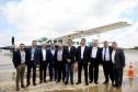 Dois potentes jatos de água batizaram simbolicamente as primeiras aeronaves que partiram com voos de Curitiba para o Interior do Estado inaugurando oficialmente, nesta terça-feira (22), o programa Voe Paraná. O governador Carlos Massa Ratinho Junior acompanhou a estreia no Aeroporto Afonso Pena, em São José dos Pinhais, recepcionando os primeiros passageiros com destino ao Interior do Estado.