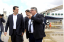 Dois potentes jatos de água batizaram simbolicamente as primeiras aeronaves que partiram com voos de Curitiba para o Interior do Estado inaugurando oficialmente, nesta terça-feira (22), o programa Voe Paraná. O governador Carlos Massa Ratinho Junior acompanhou a estreia no Aeroporto Afonso Pena, em São José dos Pinhais, recepcionando os primeiros passageiros com destino ao Interior do Estado.