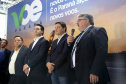 Dois potentes jatos de água batizaram simbolicamente as primeiras aeronaves que partiram com voos de Curitiba para o Interior do Estado inaugurando oficialmente, nesta terça-feira (22), o programa Voe Paraná. O governador Carlos Massa Ratinho Junior acompanhou a estreia no Aeroporto Afonso Pena, em São José dos Pinhais, recepcionando os primeiros passageiros com destino ao Interior do Estado.