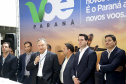 Dois potentes jatos de água batizaram simbolicamente as primeiras aeronaves que partiram com voos de Curitiba para o Interior do Estado inaugurando oficialmente, nesta terça-feira (22), o programa Voe Paraná. O governador Carlos Massa Ratinho Junior acompanhou a estreia no Aeroporto Afonso Pena, em São José dos Pinhais, recepcionando os primeiros passageiros com destino ao Interior do Estado.