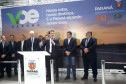 Dois potentes jatos de água batizaram simbolicamente as primeiras aeronaves que partiram com voos de Curitiba para o Interior do Estado inaugurando oficialmente, nesta terça-feira (22), o programa Voe Paraná. O governador Carlos Massa Ratinho Junior acompanhou a estreia no Aeroporto Afonso Pena, em São José dos Pinhais, recepcionando os primeiros passageiros com destino ao Interior do Estado.