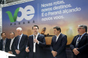 Dois potentes jatos de água batizaram simbolicamente as primeiras aeronaves que partiram com voos de Curitiba para o Interior do Estado inaugurando oficialmente, nesta terça-feira (22), o programa Voe Paraná. O governador Carlos Massa Ratinho Junior acompanhou a estreia no Aeroporto Afonso Pena, em São José dos Pinhais, recepcionando os primeiros passageiros com destino ao Interior do Estado.