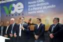 Dois potentes jatos de água batizaram simbolicamente as primeiras aeronaves que partiram com voos de Curitiba para o Interior do Estado inaugurando oficialmente, nesta terça-feira (22), o programa Voe Paraná. O governador Carlos Massa Ratinho Junior acompanhou a estreia no Aeroporto Afonso Pena, em São José dos Pinhais, recepcionando os primeiros passageiros com destino ao Interior do Estado.