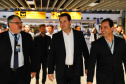Dois potentes jatos de água batizaram simbolicamente as primeiras aeronaves que partiram com voos de Curitiba para o Interior do Estado inaugurando oficialmente, nesta terça-feira (22), o programa Voe Paraná. O governador Carlos Massa Ratinho Junior acompanhou a estreia no Aeroporto Afonso Pena, em São José dos Pinhais, recepcionando os primeiros passageiros com destino ao Interior do Estado.
